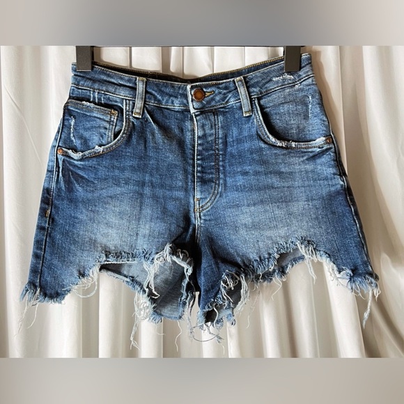 Zara distressed blue denim shorts, two front pockets and two back pockets Frayed - Picture 1 of 4